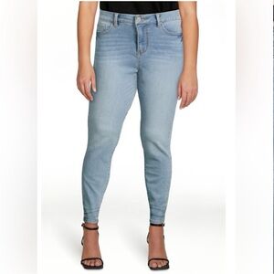 Time and Tru Curvy Light Wash Skinny Jeans - Size 14 Short